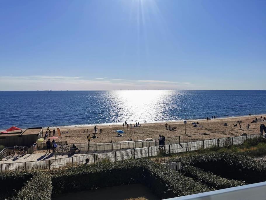 Sur La Plage De Bonne Source Les Pieds Dans L'Eau Pornichet Exterior foto