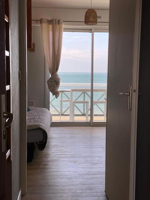 Sur La Plage De Bonne Source Les Pieds Dans L'Eau Pornichet Exterior foto