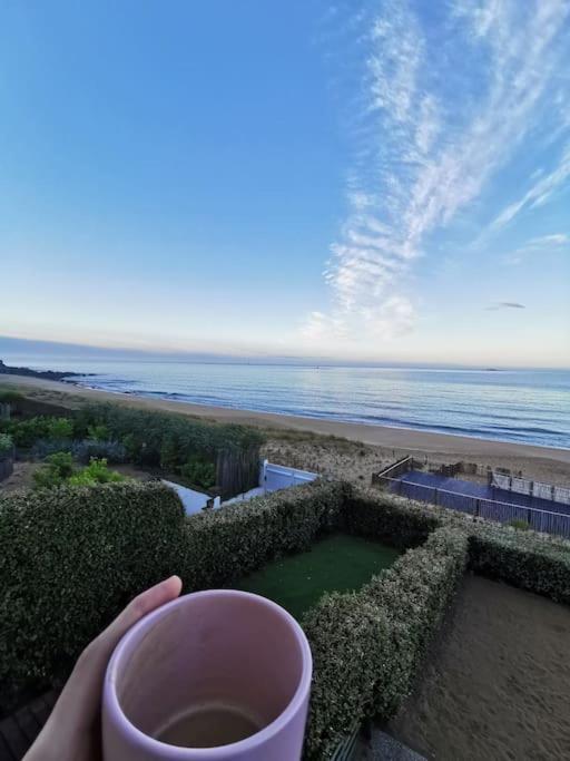 Sur La Plage De Bonne Source Les Pieds Dans L'Eau Pornichet Exterior foto